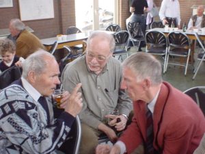 Willem Augustin in gesprek met Rinus en Piet